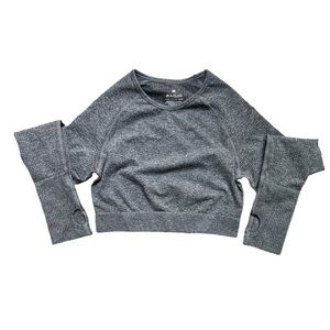 Grey cropped long sleeve work out shirt Size Medium